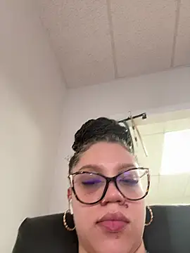 Snapshot of QueenNuttCollector chatting on 05.27.26 QueenNuttCollector online show from 05.27.26