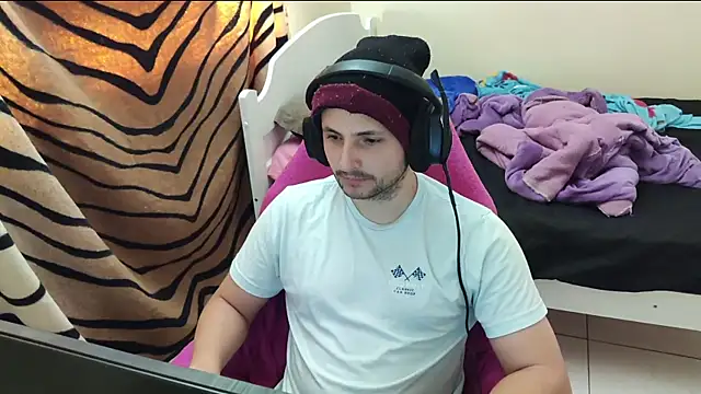 Snapshot of iurytx chatting on 02.14.25 iurytx online show from 02.14.25