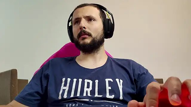 Snapshot of iurytx chatting on 10.31.25 iurytx online show from 10.31.25