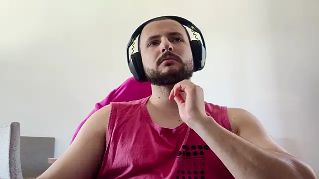 Snapshot of iurytx chatting on 11.19.25 iurytx online show from 11.19.25