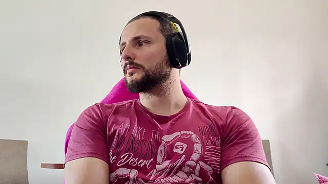 Snapshot of iurytx chatting on 11.21.25 iurytx online show from 11.21.25