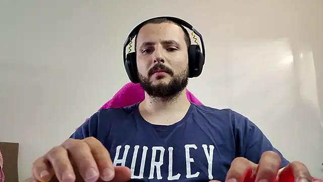 Snapshot of iurytx chatting on 11.25.25 iurytx online show from 11.25.25