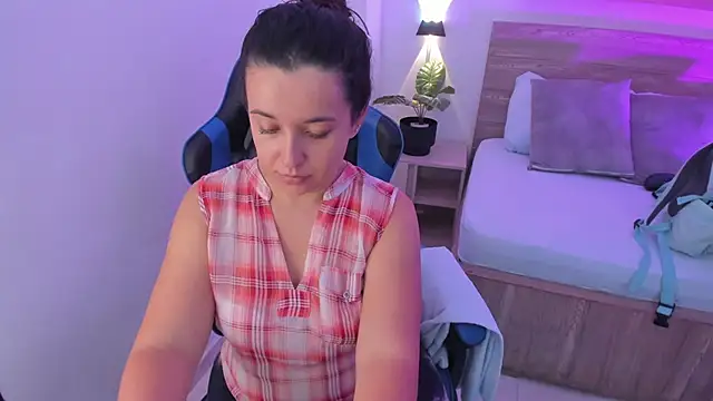 Snapshot of izaro22 chatting on 09.16.25 izaro22 online show from 09.16.25