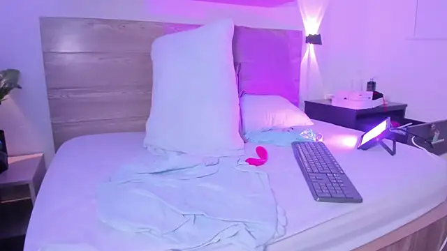 Snapshot of izaro22 chatting on 10.25.25 izaro22 online show from 10.25.25