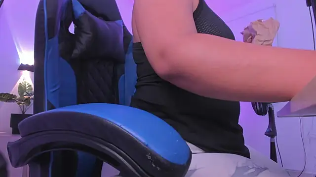 Snapshot of izaro22 chatting on 11.07.25 izaro22 online show from 11.07.25