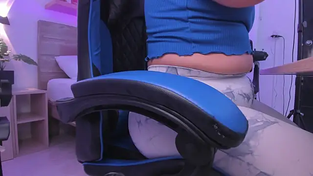 Snapshot of izaro22 chatting on 11.15.25 izaro22 online show from 11.15.25