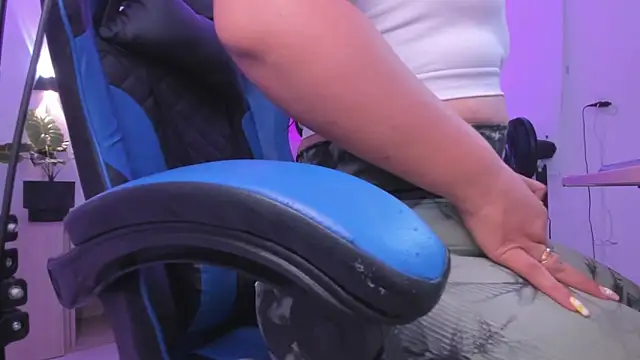 Snapshot of izaro22 chatting on 11.18.25 izaro22 online show from 11.18.25