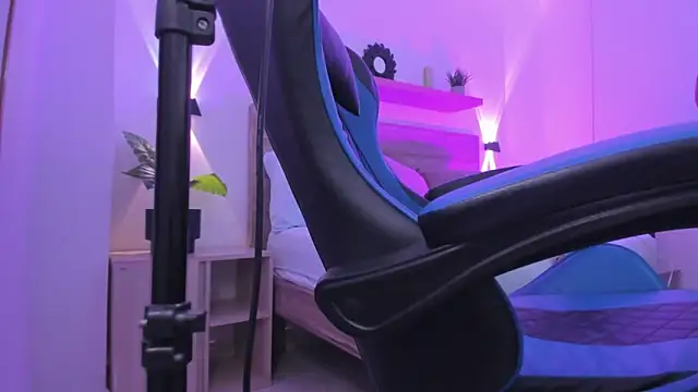 Snapshot of izaro22 chatting on 12.05.25 izaro22 online show from 12.05.25