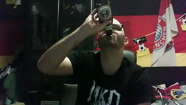 Snapshot of Die-geile-Sau chatting on 11.25.25 Die-geile-Sau online show from 11.25.25