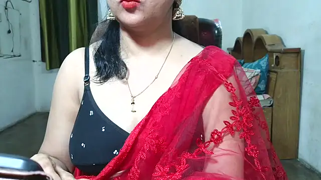 Snapshot of Cute_Mahi22 chatting on 10.17.25 Cute Mahi22 online show from 10.17.25