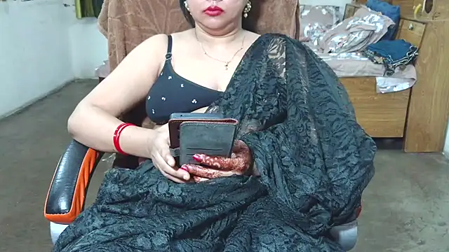 Snapshot of Cute_Mahi22 chatting on 10.29.25 Cute Mahi22 online show from 10.29.25