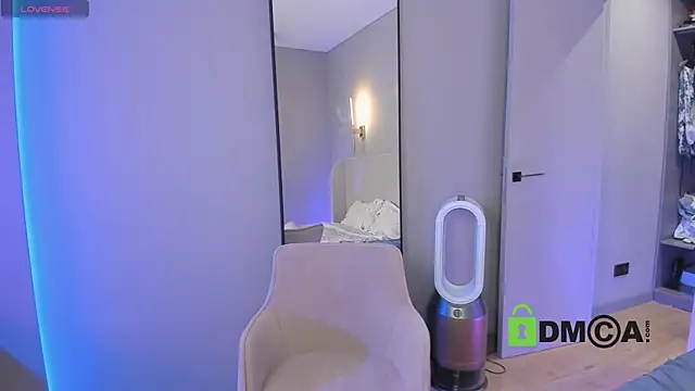 Snapshot of Wallflowerr chatting on 10.01.25 Wallflowerr online show from 10.01.25