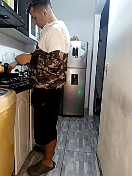 Snapshot of catire2323 chatting on 11.22.25 catire2323 online show from 11.22.25