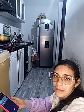 Snapshot of catire2323 chatting on 11.23.25 catire2323 online show from 11.23.25