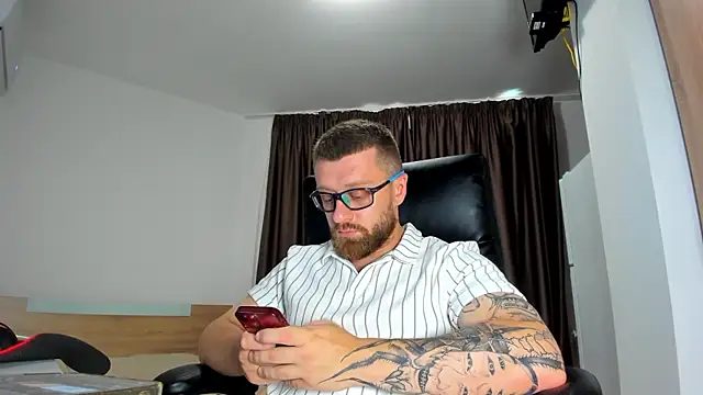 Snapshot of Findom_guy chatting on 07.14.26 Findom guy online show from 07.14.26