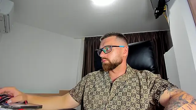 Snapshot of Findom_guy chatting on 07.18.26 Findom guy online show from 07.18.26