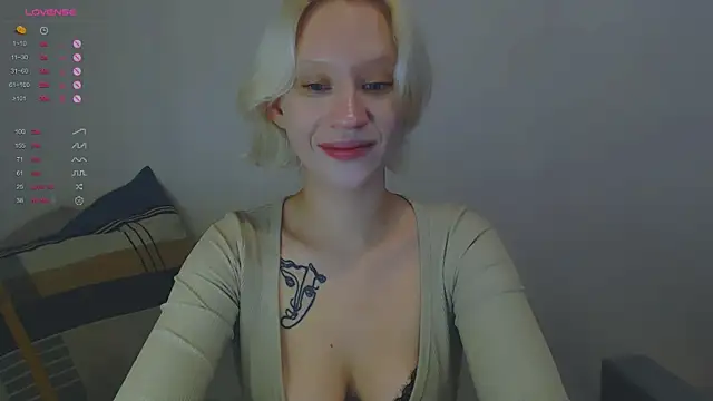 Snapshot of amelia_lye chatting on 11.23.25 amelia lye online show from 11.23.25