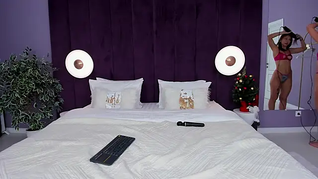 LilyRaisa online show from 12.14.24