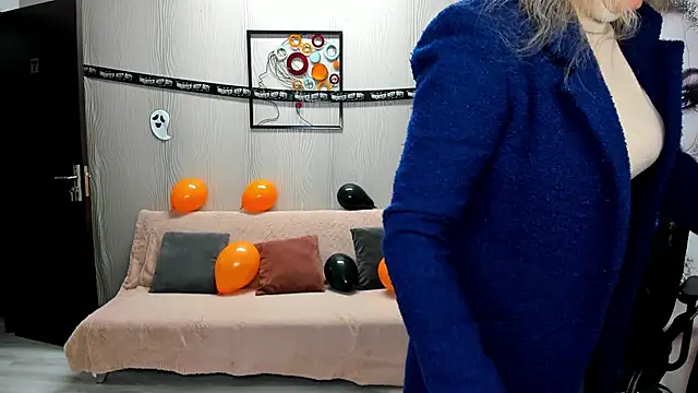 Cassandra Hotty online show from 10.28.25