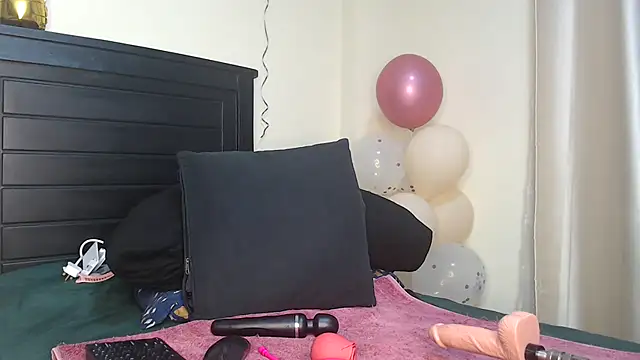 NIKKIE LOVE online show from 01.26.25