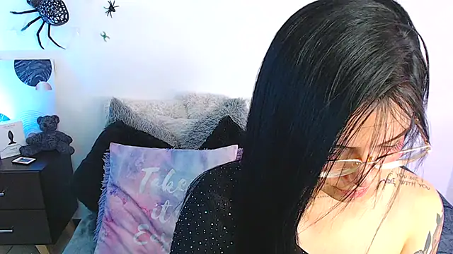 Isa Maiden1 online show from 10.26.25