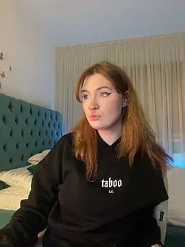 Snapshot of _Chlo__e chatting on 02.08.25 Chlo e online show from 02.08.25