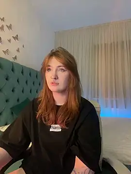 Snapshot of _Chlo__e chatting on 02.10.25 Chlo e online show from 02.10.25