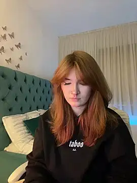 Snapshot of _Chlo__e chatting on 02.12.25 Chlo e online show from 02.12.25