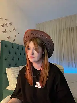 Snapshot of _Chlo__e chatting on 02.14.25 Chlo e online show from 02.14.25