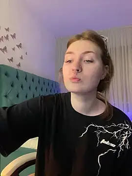 Snapshot of _Chlo__e chatting on 03.07.25 Chlo e online show from 03.07.25