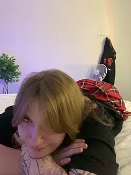 Snapshot of _Chlo__e chatting on 03.08.25 Chlo e online show from 03.08.25