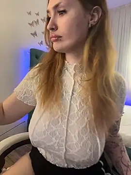 Snapshot of _Chlo__e chatting on 09.17.25 Chlo e online show from 09.17.25