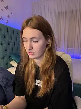 Snapshot of _Chlo__e chatting on 10.10.25 Chlo e online show from 10.10.25