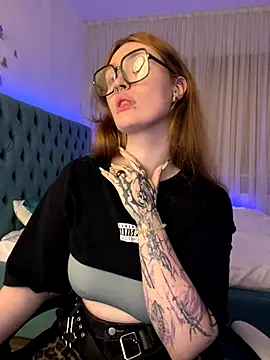 Snapshot of _Chlo__e chatting on 10.11.25 Chlo e online show from 10.11.25