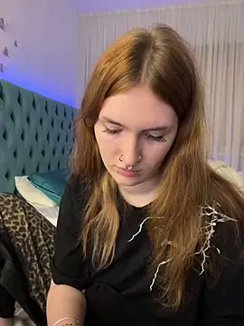 Snapshot of _Chlo__e chatting on 10.12.25 Chlo e online show from 10.12.25