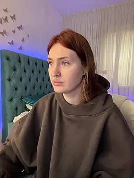 Snapshot of _Chlo__e chatting on 10.19.25 Chlo e online show from 10.19.25