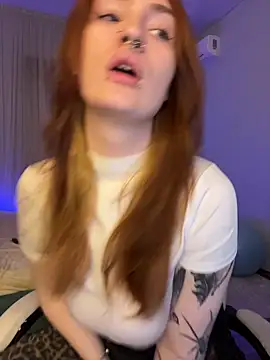 Snapshot of _Chlo__e chatting on 10.27.25 Chlo e online show from 10.27.25