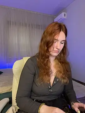 Snapshot of _Chlo__e chatting on 11.08.25 Chlo e online show from 11.08.25