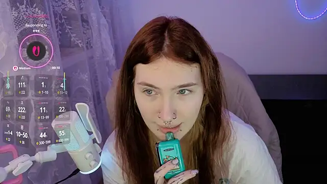 Snapshot of _Chlo__e chatting on 12.17.25 Chlo e online show from 12.17.25