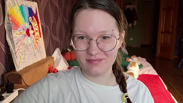 Snapshot of MiriamOr chatting on 11.16.25 MiriamOr online show from 11.16.25