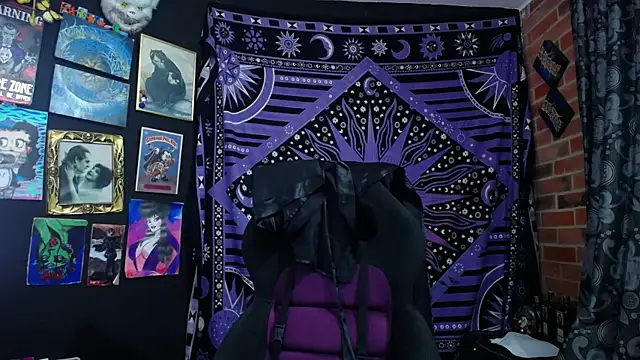 Yourmadame P online show from 11.25.25