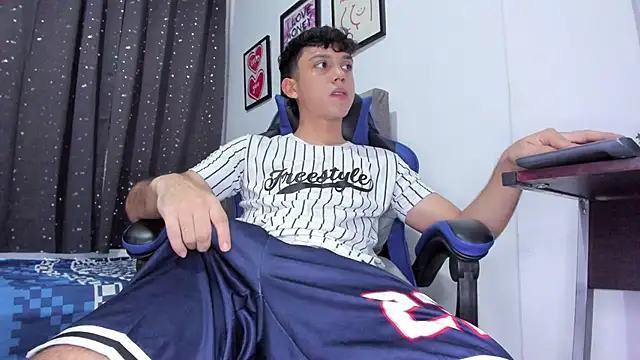 Snapshot of The_skinnyguys chatting on 10.28.25 The skinnyguys online show from 10.28.25