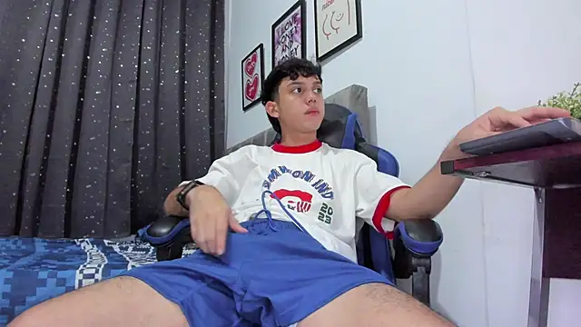 Snapshot of The_skinnyguys chatting on 11.02.25 The skinnyguys online show from 11.02.25