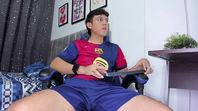 Snapshot of The_skinnyguys chatting on 11.11.25 The skinnyguys online show from 11.11.25