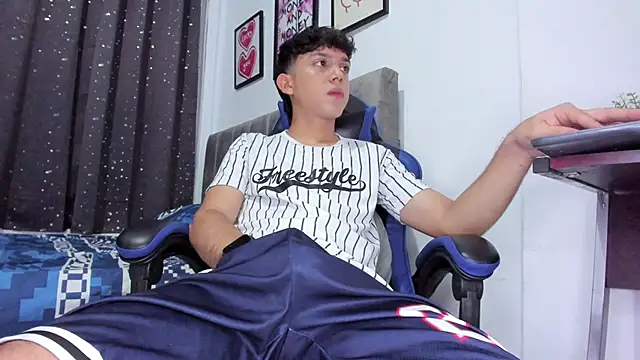 Snapshot of The_skinnyguys chatting on 11.16.25 The skinnyguys online show from 11.16.25