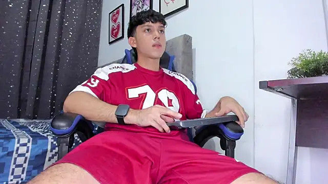 Snapshot of The_skinnyguys chatting on 11.17.25 The skinnyguys online show from 11.17.25