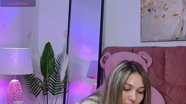 Snapshot of NicolLopeze chatting on 11.20.25 NicolLopeze online show from 11.20.25