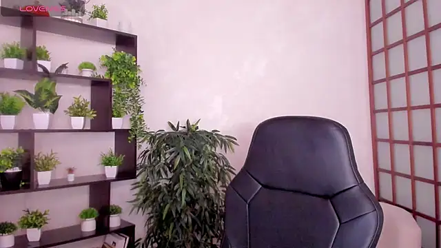 Snapshot of KateCuddle chatting on 11.26.25 KateCuddle online show from 11.26.25