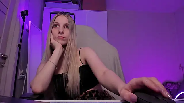 Snapshot of Anna_Fink chatting on 03.08.26 Anna Fink online show from 03.08.26