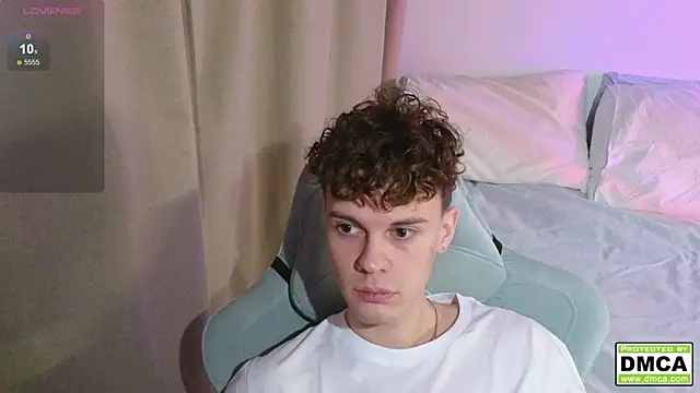 Snapshot of cute_thomas chatting on 12.17.25 cute thomas online show from 12.17.25